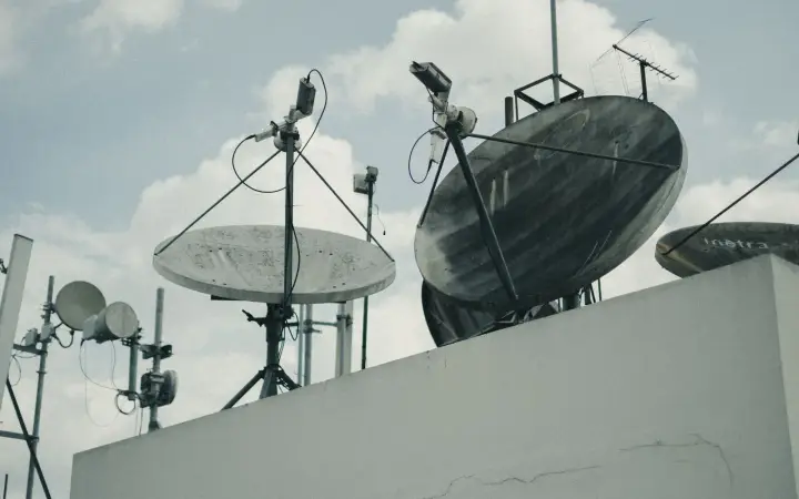 Bina çatısındaki uydu çanak antenleri